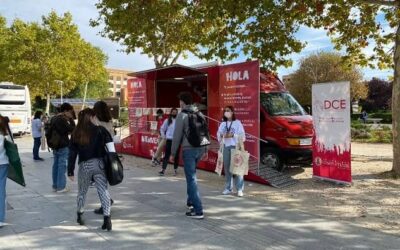 La Casa del Estudiante da la Bienvenida a los estudiantes con una furgoneta informativa.