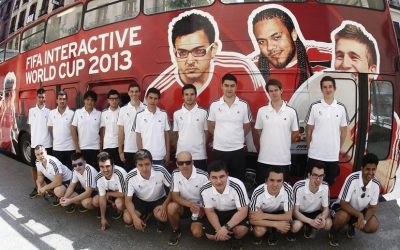 Un autobús descapotable de Improe pasea a los 21 mejores jugadores del mundo aspirantes a la FIFA Interactive World Cup (FIWC)