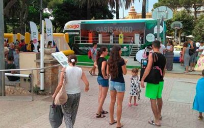 Yoigo lleva un oasis de diversión a las playas españolas mediante un autobús escenario