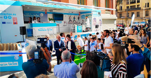 Autobús escenario para campaña leche