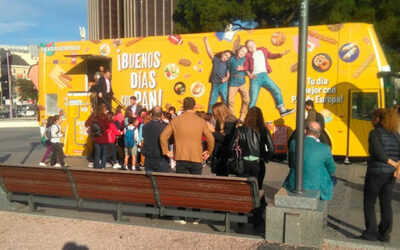 El Autobús petaca con publicidad de la campaña, «Buenos días con Pan», recorre toda España por muchos colegios de España.