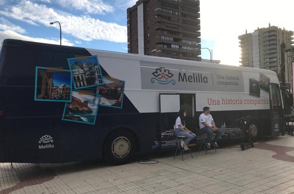 El Patronato de Turismo inició una campaña para promocionar los bonos turísticos y la imagen de Melilla con un autobús informativo que llegó a Málaga, Granada, Almería y Sevilla