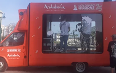 Málaga presentó una nueva sesión de conciertos ‘Latin GRAMMY Session’ para promover Andalucía como un destino cultural y musical con un Karaoke sobre un furgón acristalado