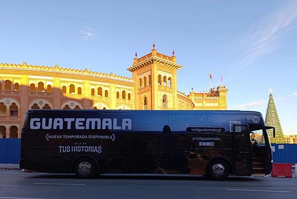 Autobús valla para la presentación Guatemala en FITUR 2025