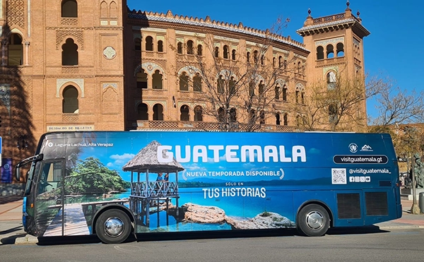 Autobús valla para la presentación Guatemala en FITUR 2025