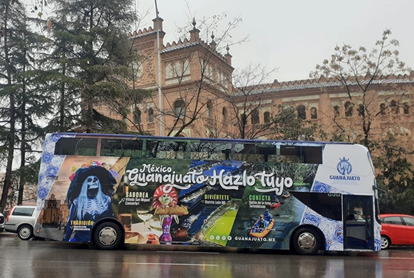 Bus descapotable de la feria internacional de turismo en Guanajuato México