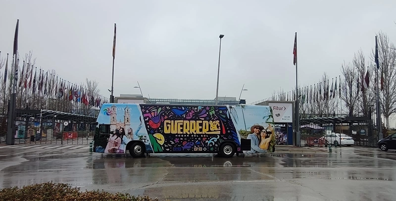 Guerrero brilla con un autobús valla por las calles de Madrid y presenta una oferta turística más allá de las playas