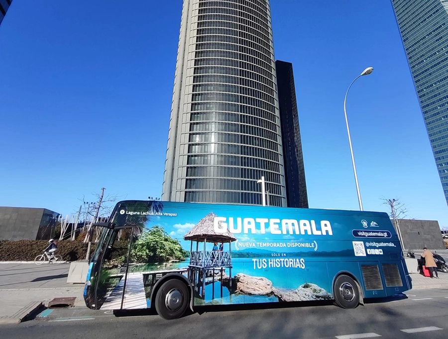 Autobús valla para la presentación Guatemala en FITUR 2025