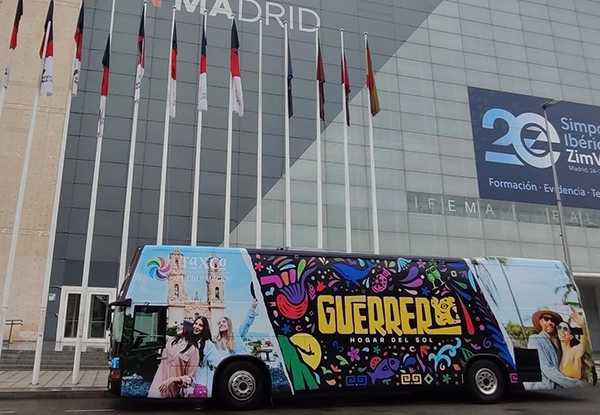 Oferta turística Guerrero México en Madrid con autobús valla