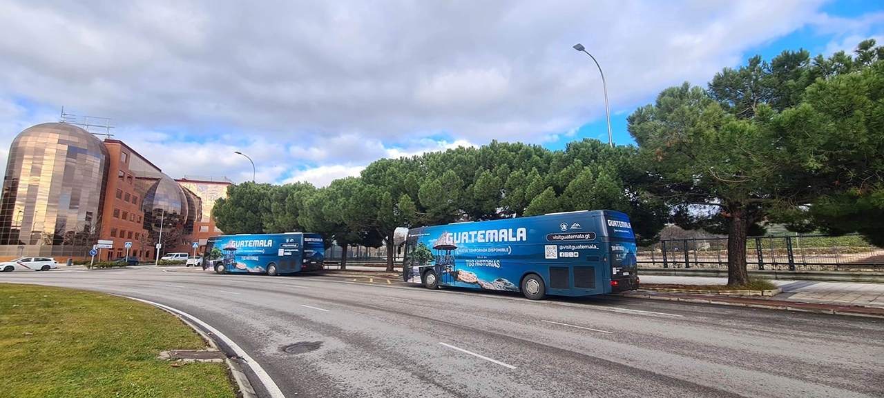 Autobuses publicitarios para la promoción del turismo en Guatemala en 2025